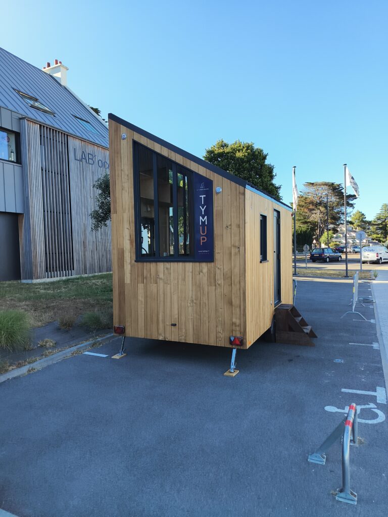 Studio mobile Tymup installé à proximité d’un port en Bretagne
