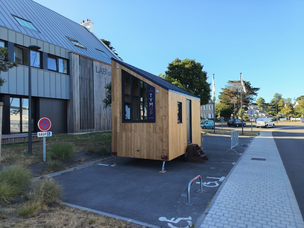 Studio mobile Tymup installé à proximité d’un port en Bretagne
