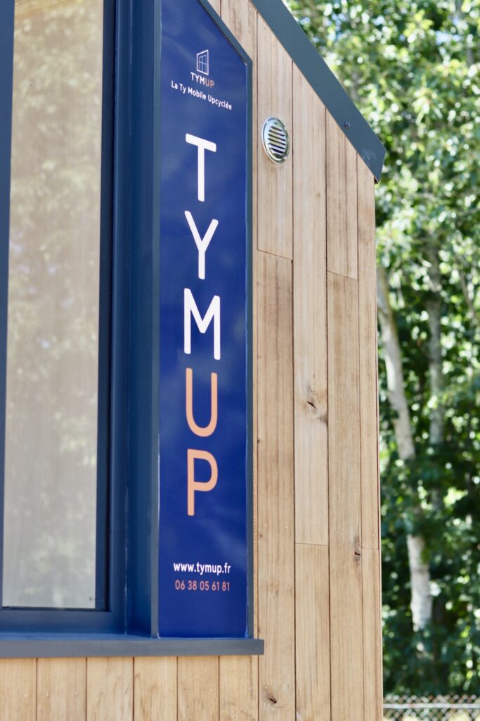 Détail du bardage bois et du marquage d’un studio mobile Tymup