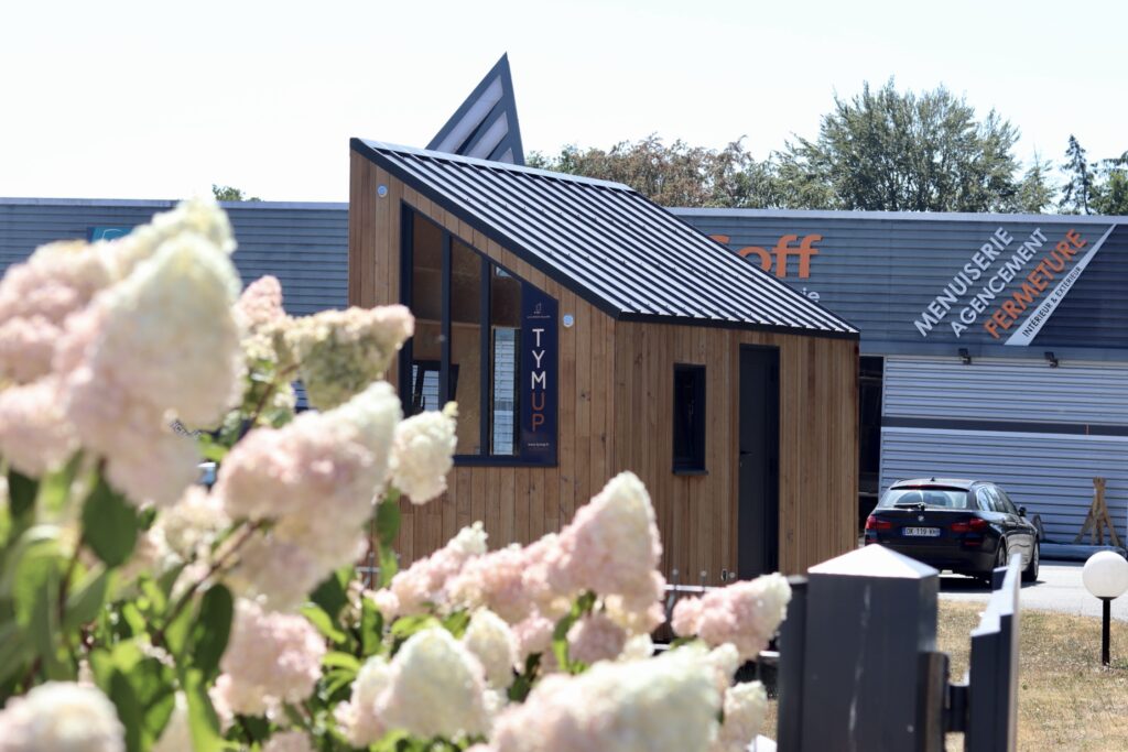 Studio mobile Tymup fabriqué en Bretagne devant son atelier à Crac’h