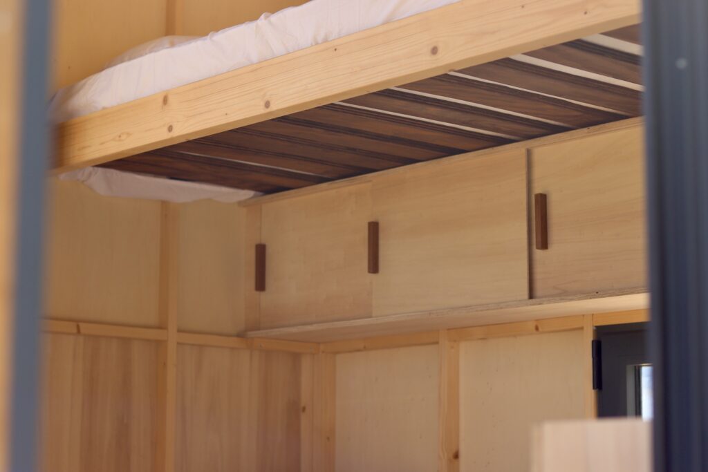 Aménagement intérieur en bois d’un studio mobile TYMUP