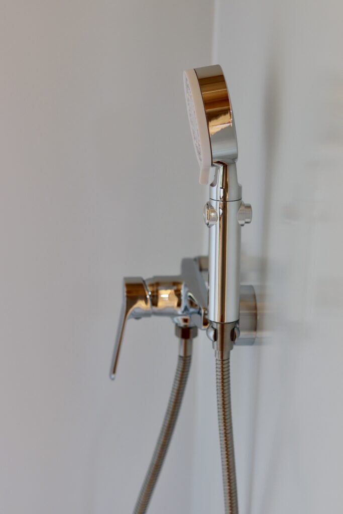Douche équipée dans la salle d’eau d’un studio mobile Tymup