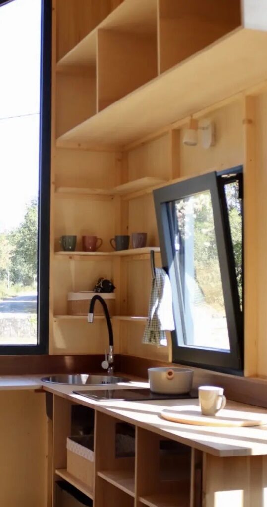 Intérieur en bois du studio mobile Tymup avec cuisine aménagée