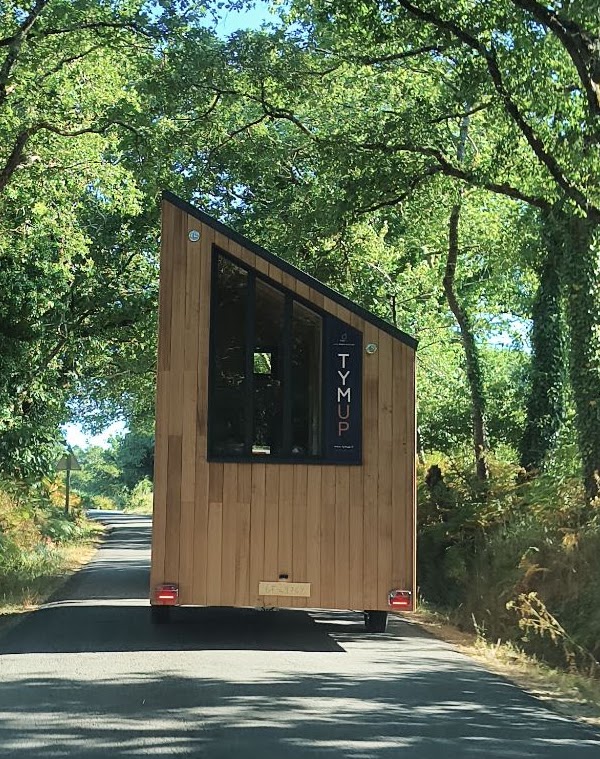 Studio mobile Tymup sur remorque circulant sur une route boisée