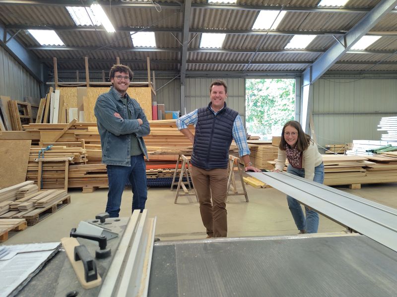 Equipe de Seve Mobilier dans l'atelier partagé de Crac’h