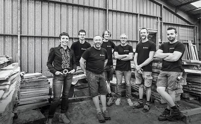 Equipe de l'atelier de menuiserie Le Goff dans l’atelier partagé de Crac’h