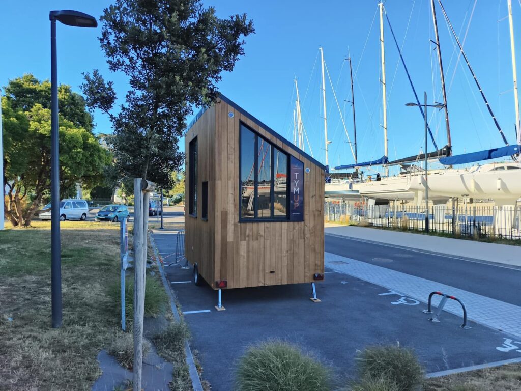Studio mobile TYMUP installé à proximité d’un port en Bretagne