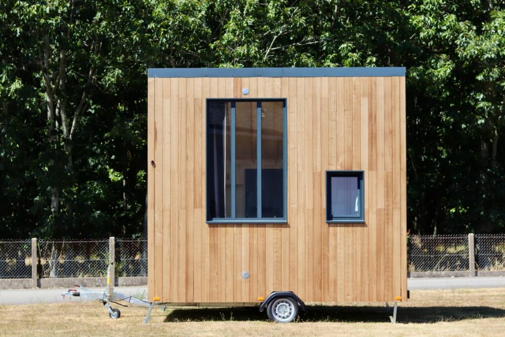 Studio mobile TYMUP en bois vu de profil sur son châssis remorque