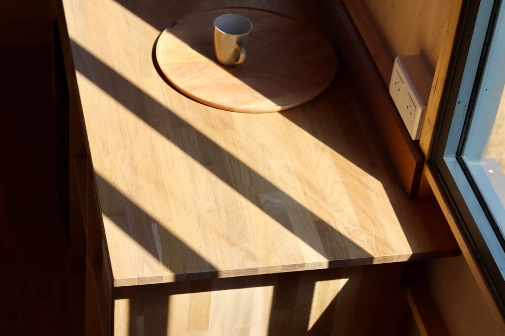 Tablette en bois du studio TYMUP éclairée par le soleil