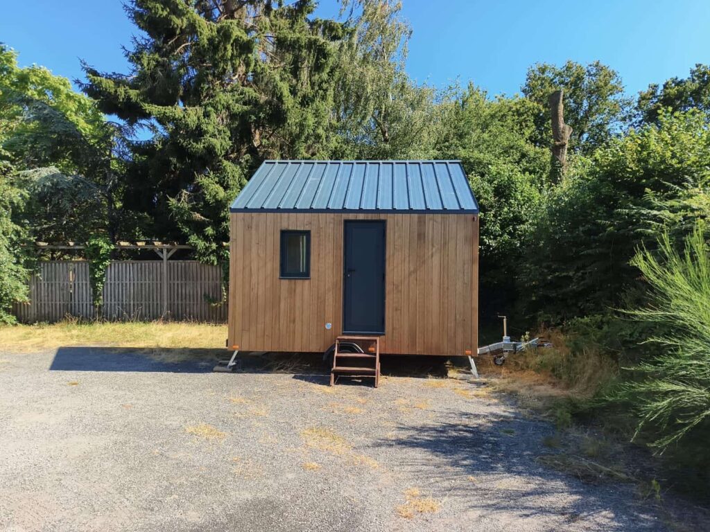 Studio mobile TYMUP en bois installé en extérieur