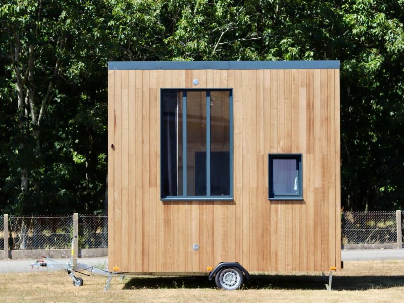 Studio mobile TYMUP en bois vu de profil sur son châssis remorque