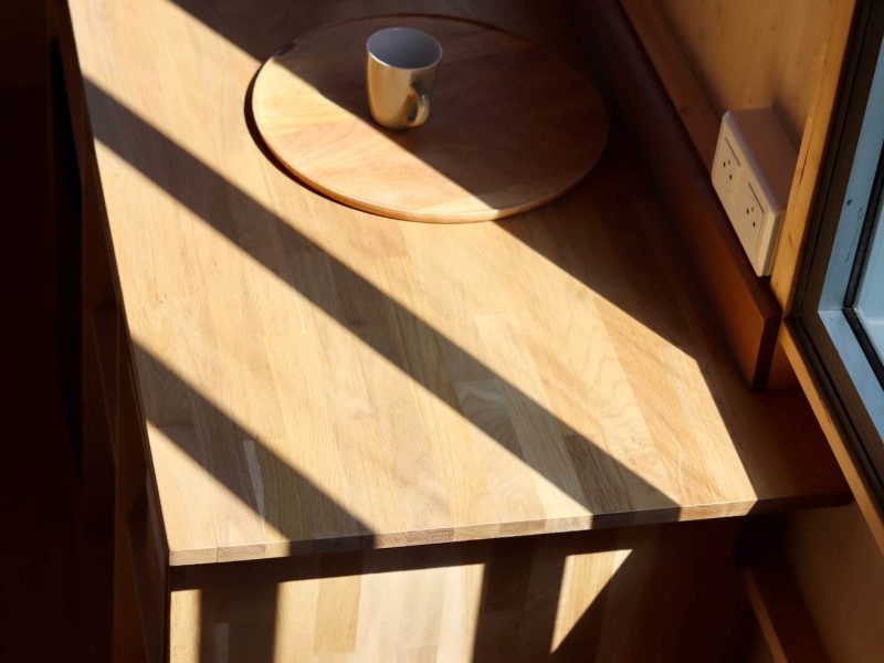 Tablette en bois du studio TYMUP éclairée par le soleil
