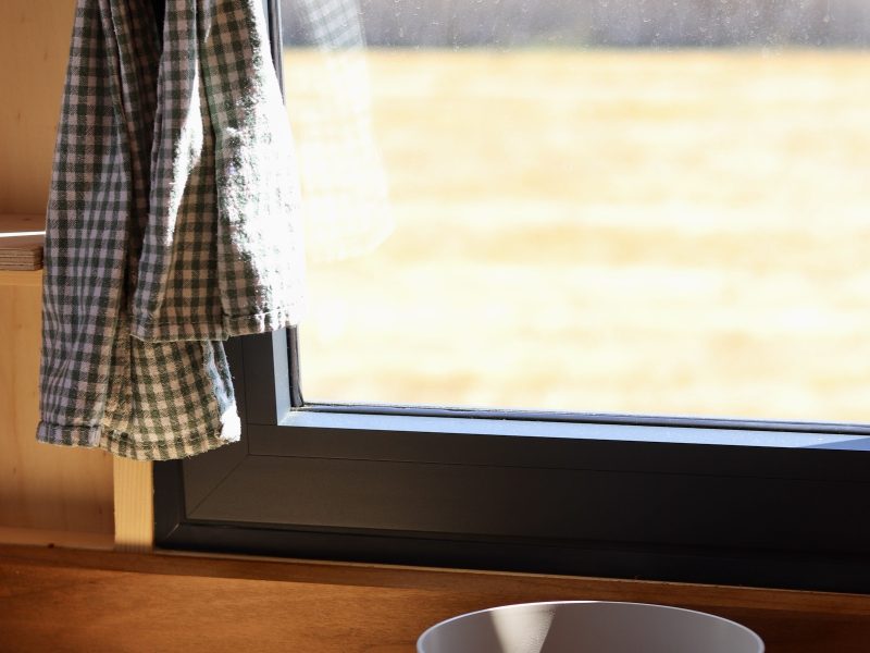 Fenêtre et tablette en bois avec une tasse dans le studio TYMUP