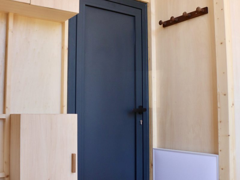 Porte d’entrée et aménagement intérieur en bois du studio TYMUP